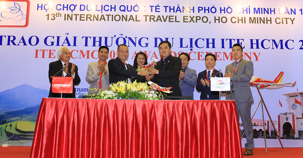 Ông Lưu Đức Khánh - Giám đốc Điều hành Vietjet trao quà lưu niệm cho Ông Bùi Tá Hoàng Vũ - Giám đốc Sở Du lịch TP.HCM