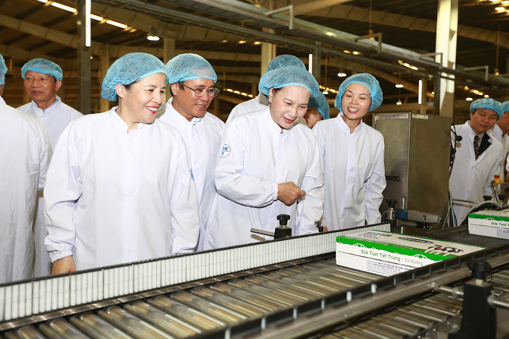 Chủ tịch Quốc Hội Nguyễn Thị Kim Ngân cùng bà Mai Kiều Liên - Tổng giám đốc Vinamilk tham quan dây chuyền sản xuất của nhà máy sữa Việt Nam