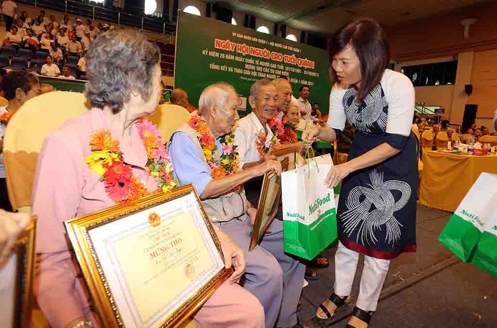 Bs Trần Thị Minh Nguyệt, Phó Chủ tịch HĐQT NutiFood tặng quà cho các cụ