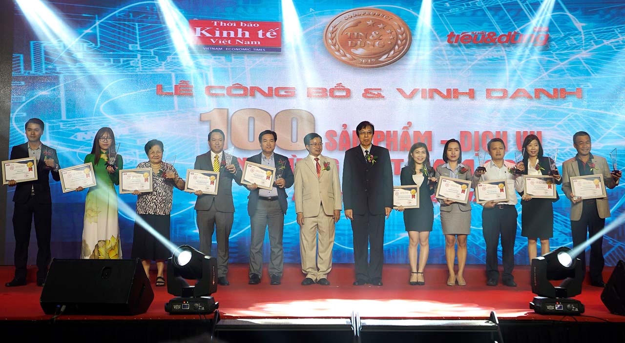  Giám đốc Điều hành Lưu Đức Khánh đại diện cho Vietjet tham dự chương trình và nhận giải thưởng từ ban tổ chức.