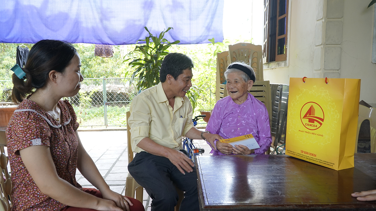Mẹ Phan Thị Lý, 100 tuổi ở xã Hoa Thành huyện Yên Thành, Nghệ an.