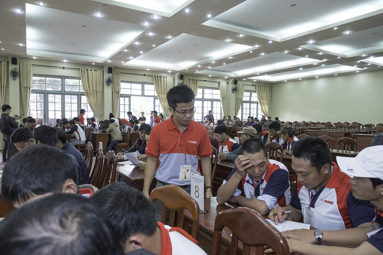 Các đội thi tại Đà Lạt, Lâm Đồng đang trao đổi làm bài trắc nghiệm kiến thức xây dựng dân dụng