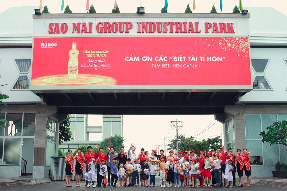 Đoàn tham quan chụp ảnh lưu niệm cùng ông Lê Văn Chính và ban lãnh đạo, các cán bộ nhân viên nhà máy