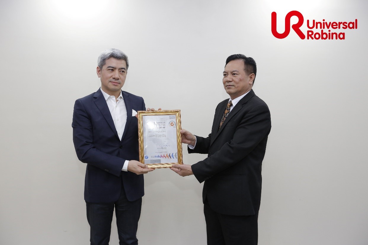 Đại diện công ty SGS trao chứng nhận ISO 45001:2018 cho công ty URC Việt Nam
