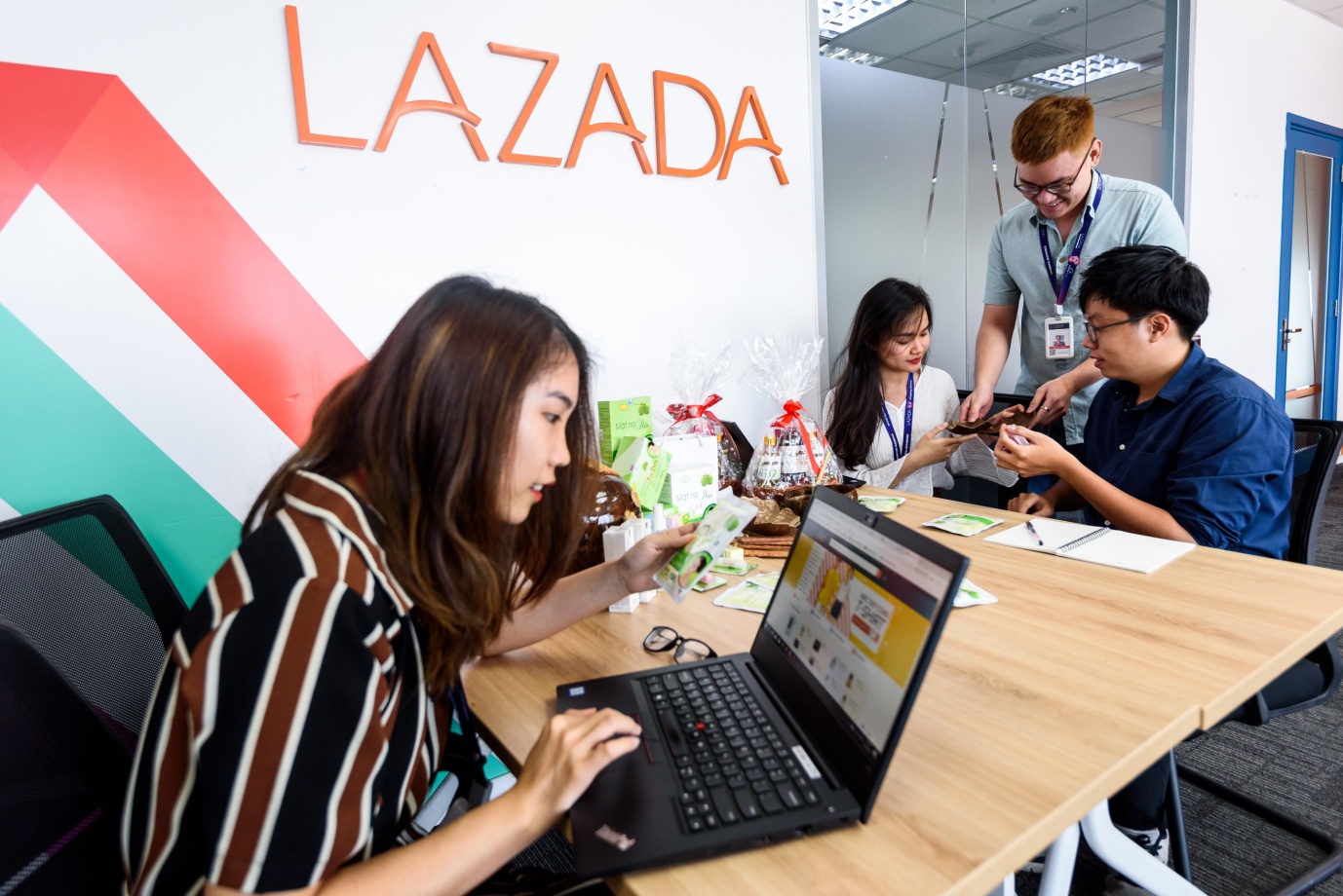 Các nhân viên Lazada tích cực chuẩn bị cho “Ngày của Làng dừa Bến Tre” nhằm mang đến những trải nghiệm mua sắm tuyệt vời cho người dùng Việt Nam