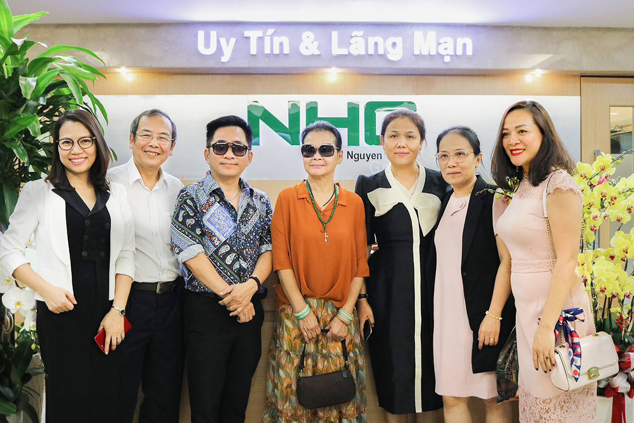 Ca sĩ Khánh Ly chụp hình lưu niệm với Bà Hoàng Nguyễn Thu Thảo, Tổng giám đốc cùng đại diện lãnh đạo NHG và các thành viên khách mời.