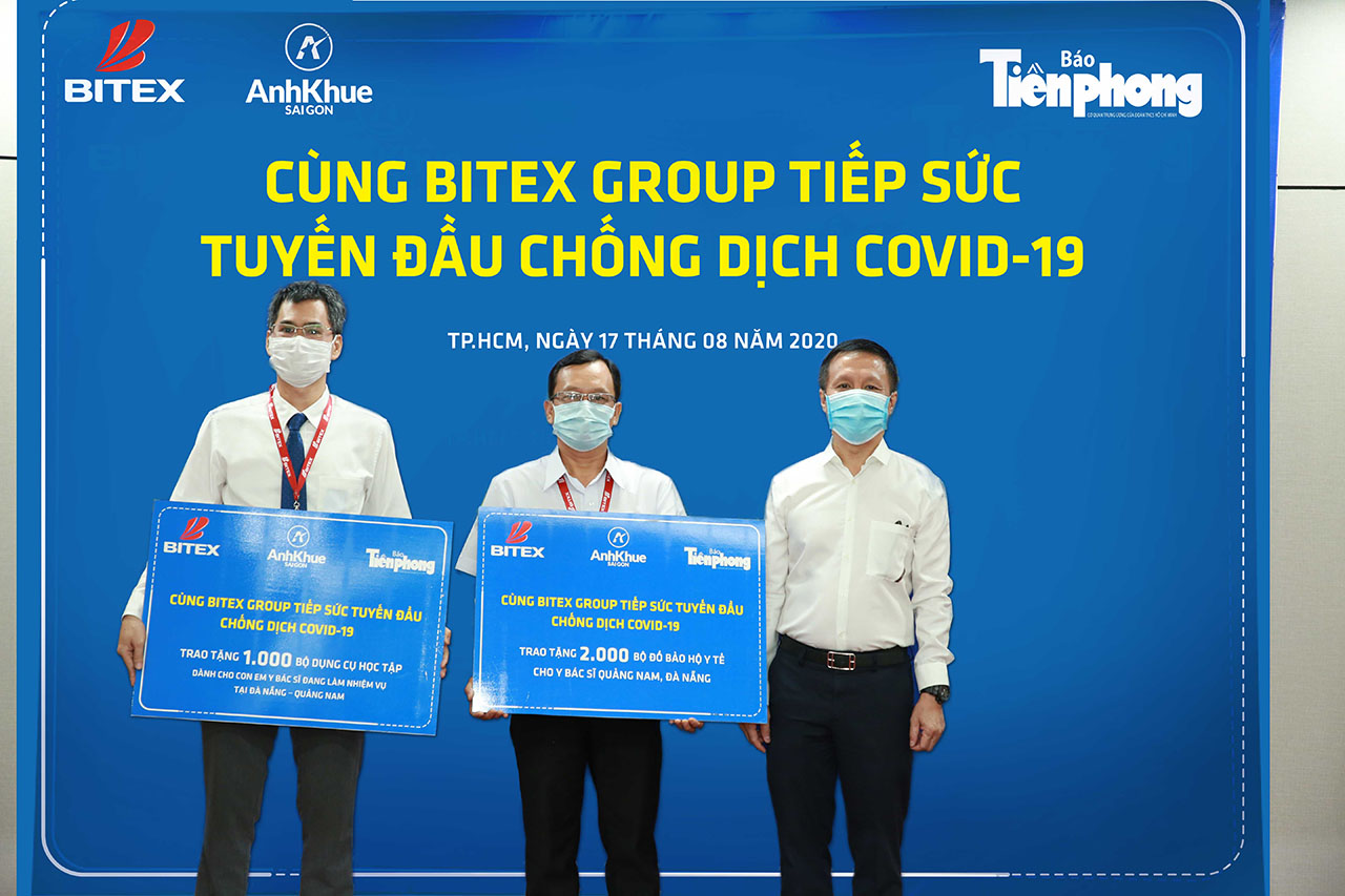 Ông Nguyễn Xuân Dũng – Chủ tịch HĐQT BITEX Group (bên phải ngoài cùng) trao biểu trưng quà tặng cho đại diện Báo Tiền Phong và đại diện Sở Y tế TP.HCM