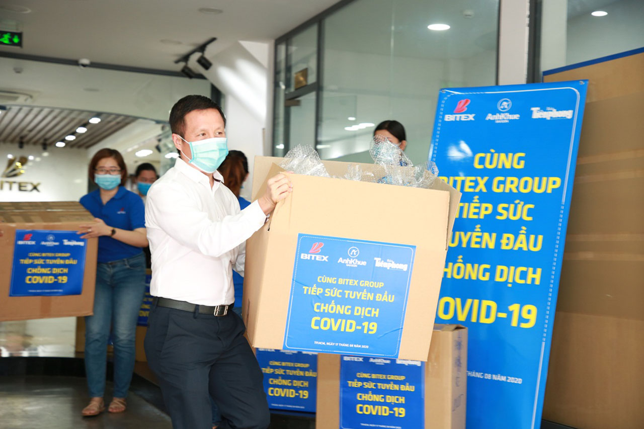 Ông Nguyễn Xuâ Dũng cùng với cán bộ nhân viên BITEX Group chuẩn bị quà tặng gửi cho các y bác sĩ tuyến đầu ở Đà Nẵng – Quảng Nam