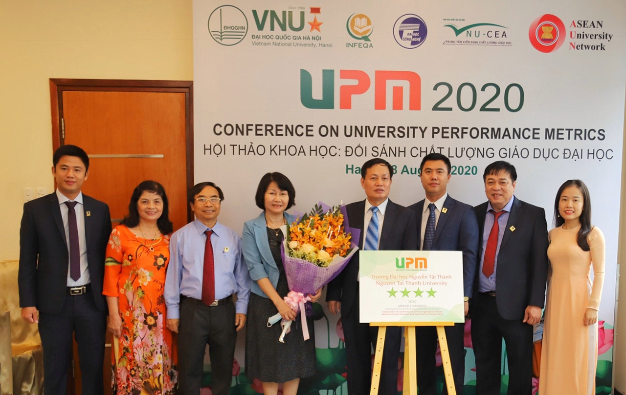 Đại diện Trường ĐH Nguyễn Tất Thành nhận chứng nhận đạt 4 sao từ UPM