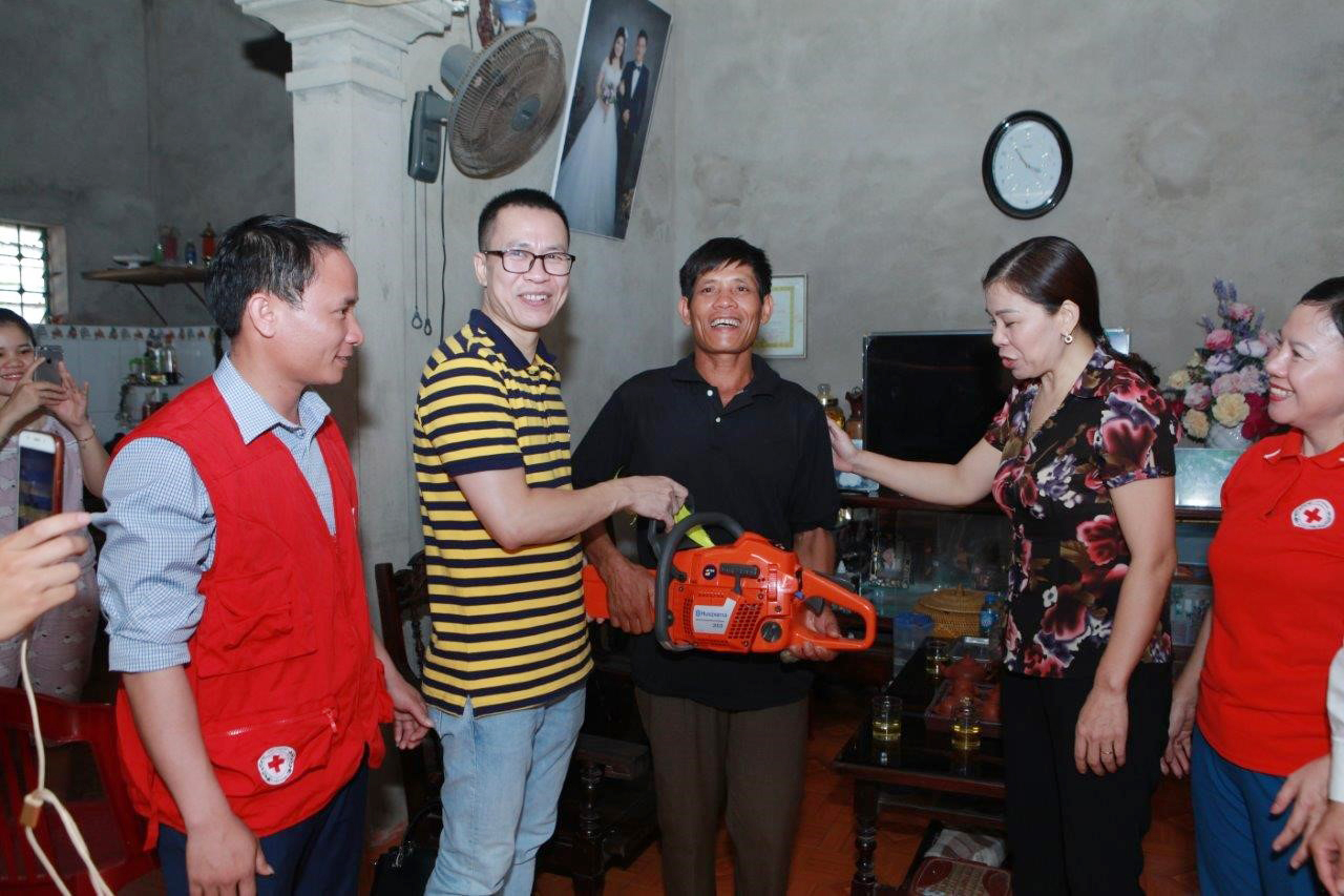 be trao tặng máy cưa cho ông Đậu Văn Tiến, người góp phần không nhỏ trong việc khống chế cháy rừng tại Hà Tĩnh vào năm 2019
