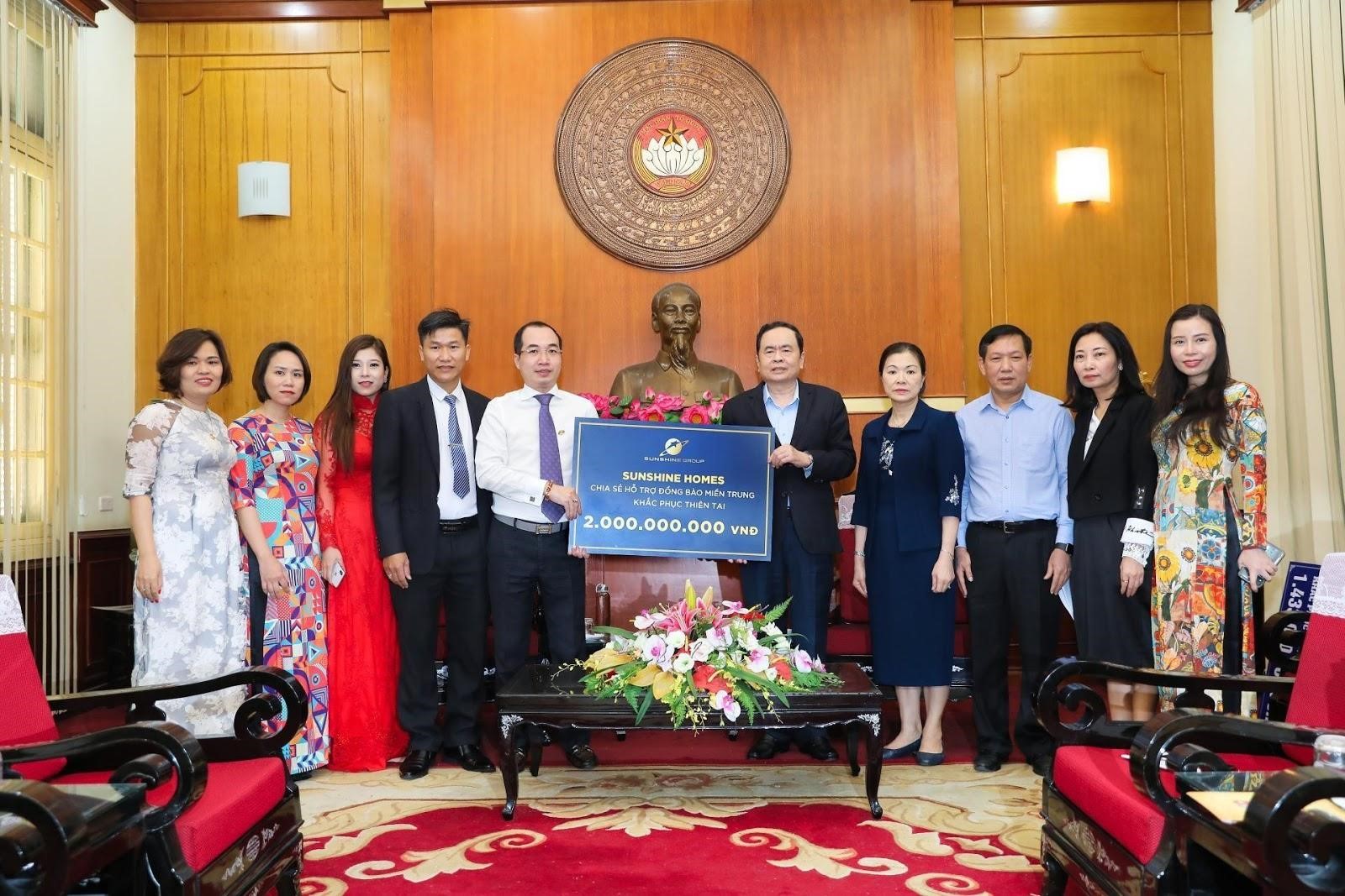 Sunshine Group trao 2 tỉ đồng tới Mặt trận Tổ quốc Việt Nam quyên góp cho người dân vùng lũ