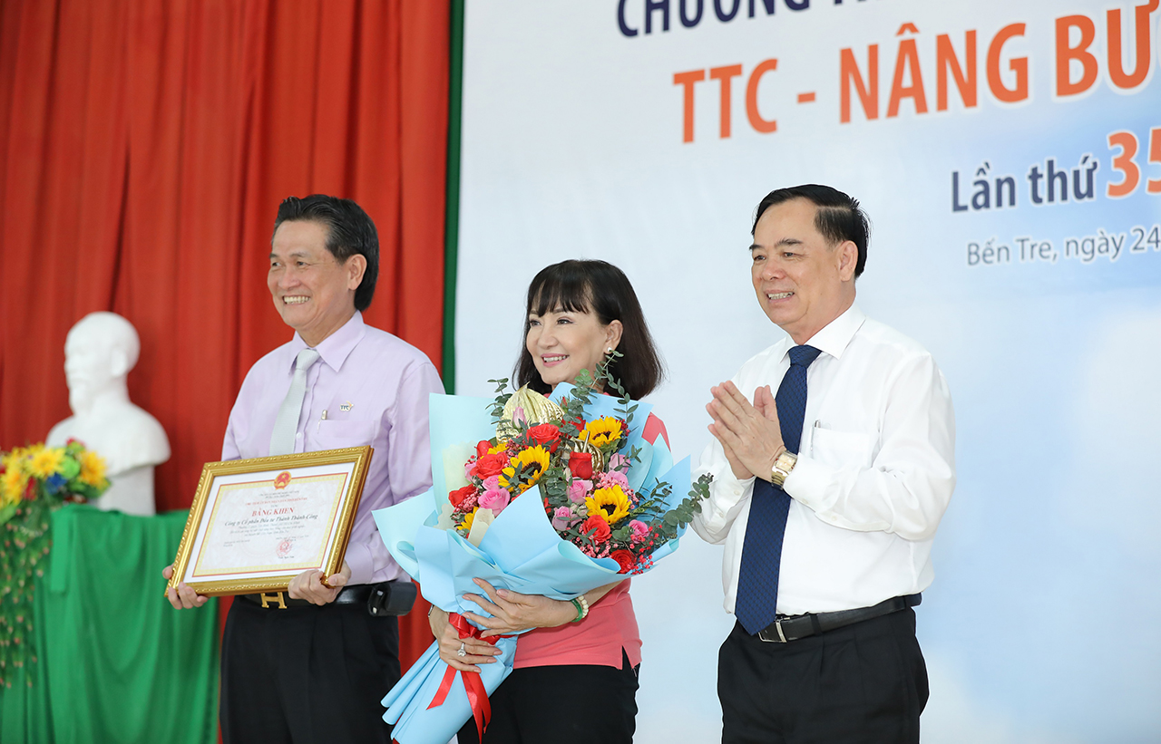 Ông Bà Đặng Văn Thành nhận bằng khen từ Ông Trần Ngọc Tam, Chủ tịch Ủy ban Nhân dân Tỉnh Bến Tre vì đã tích cực ủng hộ vật chất tặng học bổng cho học sinh nghèo tại huyện Mỏ Cày Nam