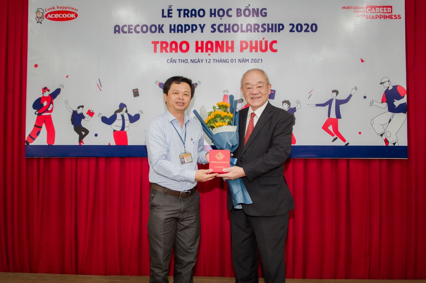 TGĐ Acecook Việt Nam (bên phải) nhận hoa cảm ơn từ đại diện các trường khu vực miền Tây