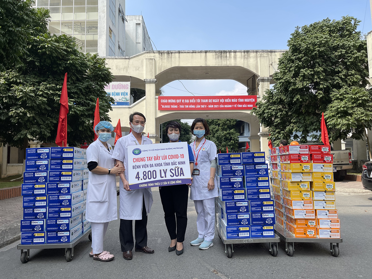 4.800 ly sữa đã được trao tặng trực tiếp tới các y bác sĩ tại bệnh viện tỉnh Bắc Ninh