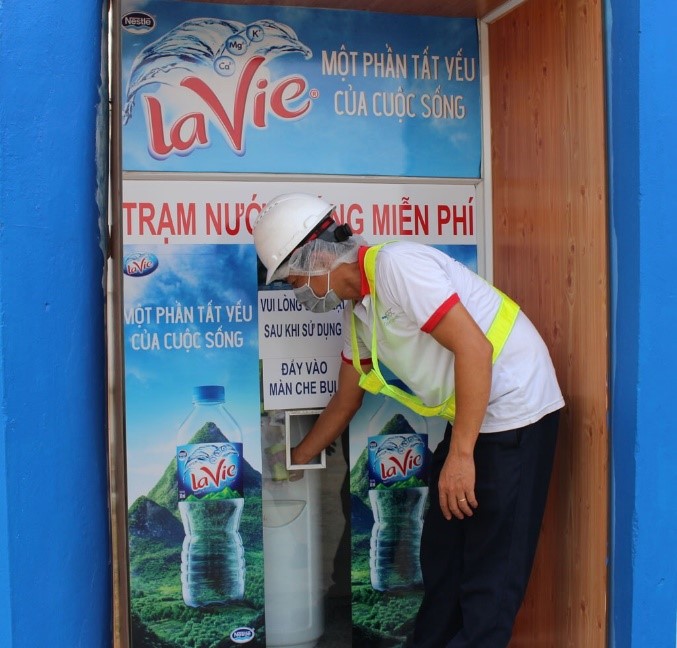 La Vie lắp đặt và duy trì các trạm nước uống miễn phí cho cộng đồng từ năm 2015 cho đến nay