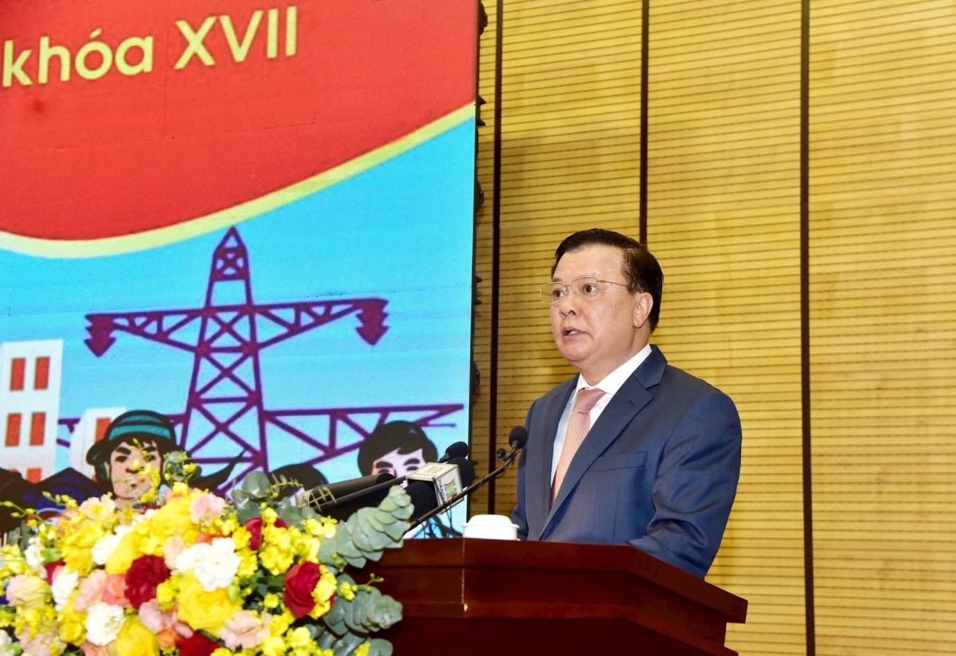 Đồng chí Đinh Tiến Dũng, Ủy viên Bộ Chính trị, Bí thư Thành ủy Hà Nội phát biểu tại hội nghị