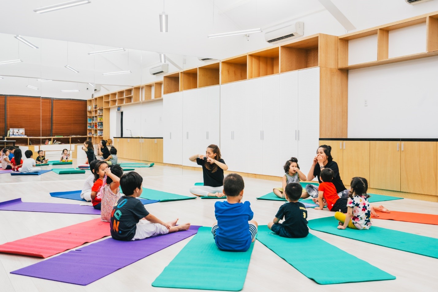 Học sinh Trường Mầm non Thế giới Mặt trời (Little Em’s Pre-school) trong lớp học yoga kể chuyện – Yoga Planet