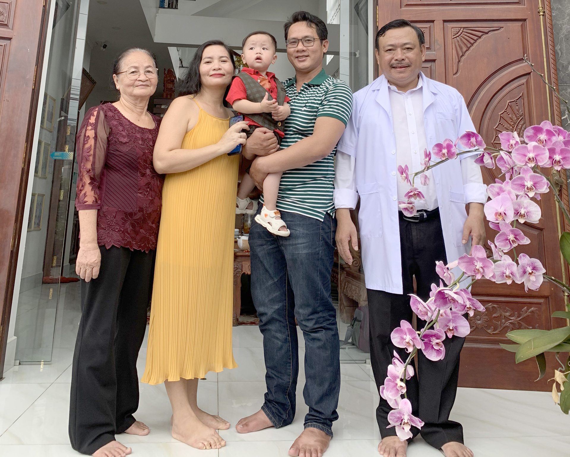 Gia đình anh Tuấn và chị Lý bồng đứa con kháu khỉnh đến mang ơn BS Nguyễn Phú Lâm vào sáng 15-4-2021