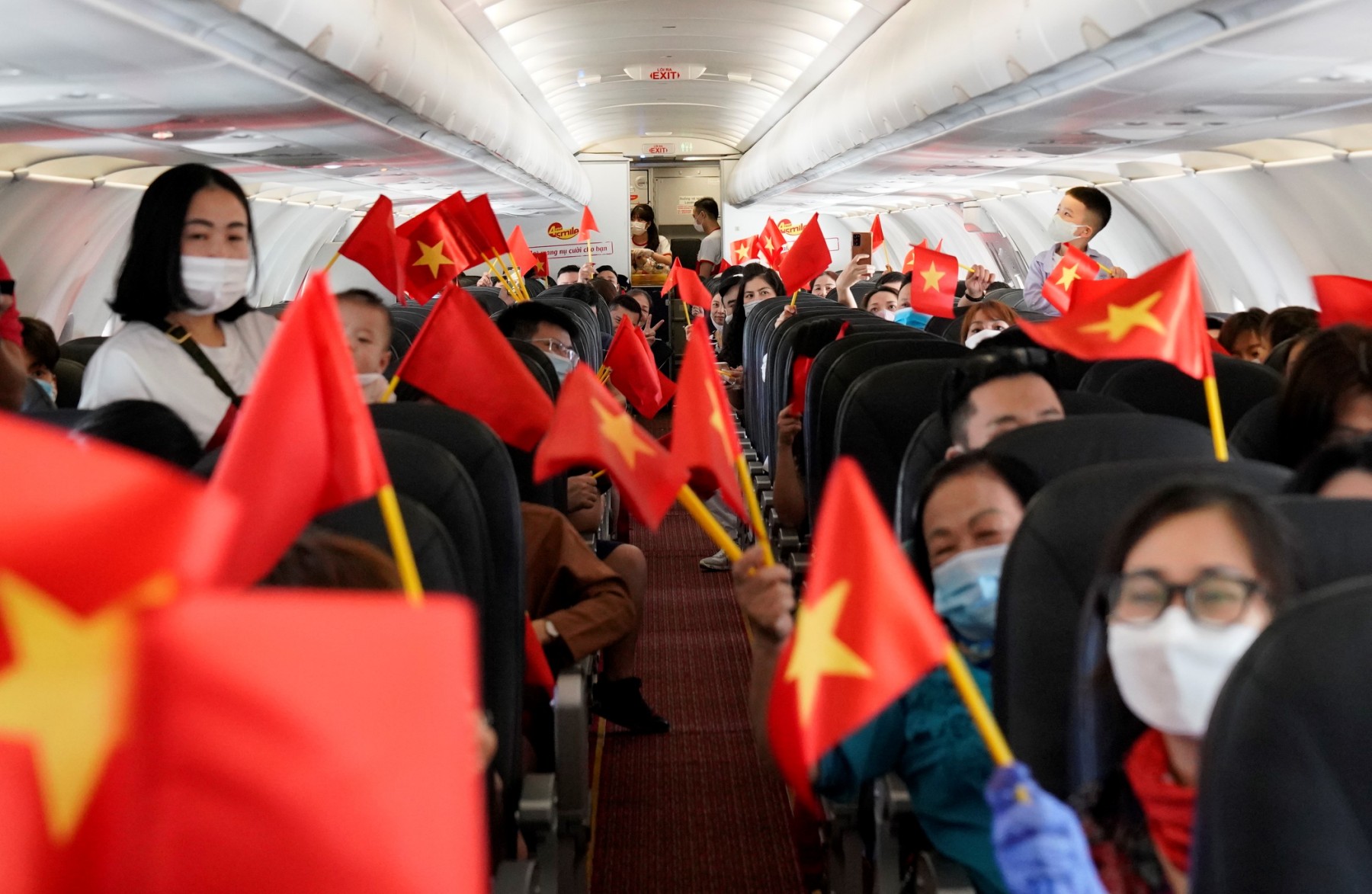 Hàng trăm hành khách trên chuyến bay VJ455 từ thủ đô Hà Nội tới đảo ngọc Phú Quốc đã hòa mình vào không gian âm nhạc và còn nhận được những món quà lưu niệm từ phi hành đoàn Vietjet
