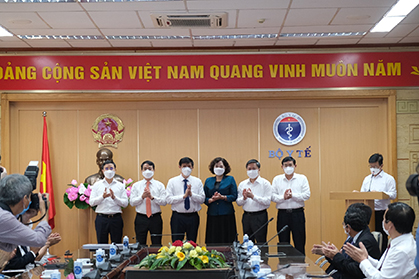 Bộ trưởng Bộ Y tế, Thống đốc NHNN chụp ảnh cùng đại diện 4 NHTM lớn