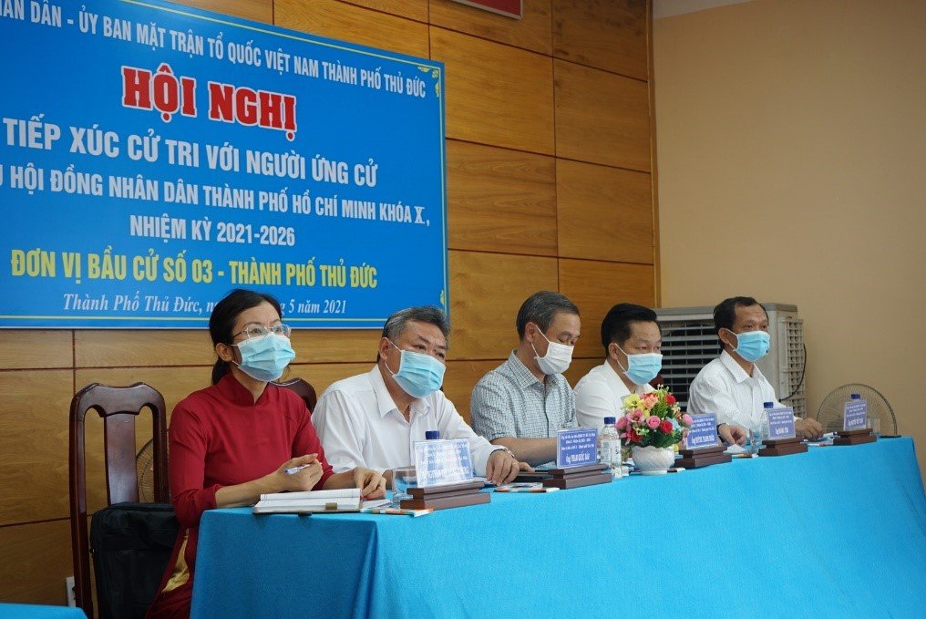 Ông Phạm Quốc Bảo (thứ 2 từ trái qua) lắng nghe ý kiến của cử tri