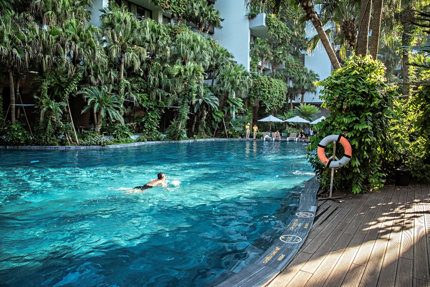 Bể bơi nước nóng ngoài trời cũng là một điểm nhấn thú vị của nhiều resort trong chu trình tăng cường sức khỏe, thư giãn tinh thần
