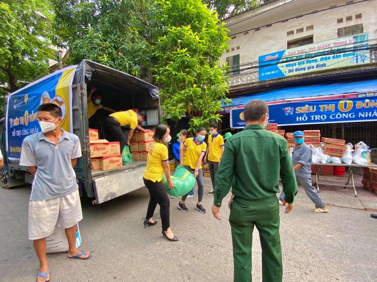 Siêu thị 0 đồng của PNJ hỗ trợ công nhân vùng tâm dịch Bắc Giang