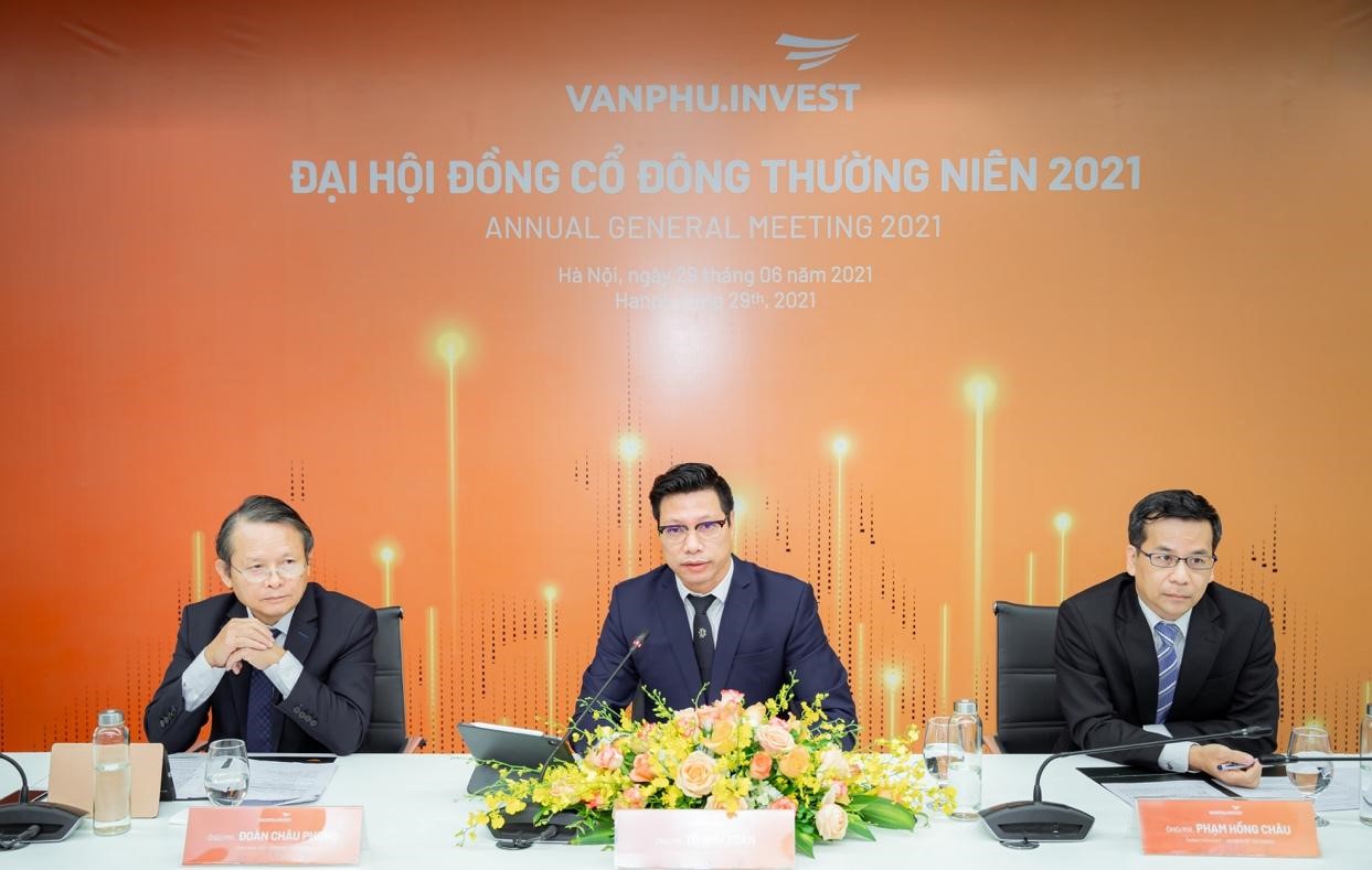 Đoàn chủ tịch Đại hội cổ đông trực tuyến của Văn Phú - Invest