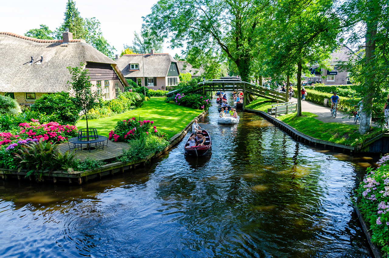 Dòng kênh Lagoon uốn quanh ngôi làng Giethoorn tại Hà Lan