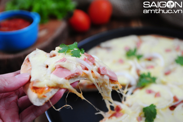 Làm pizza sốt bò bằm cà chua kiểu Ý