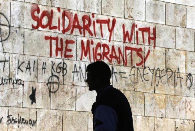 Dòng chữ 'Đoàn kết với dân di cư' trên một bức tường ở thủ đô Athens (Hy Lạp) - Ành: Reuters
