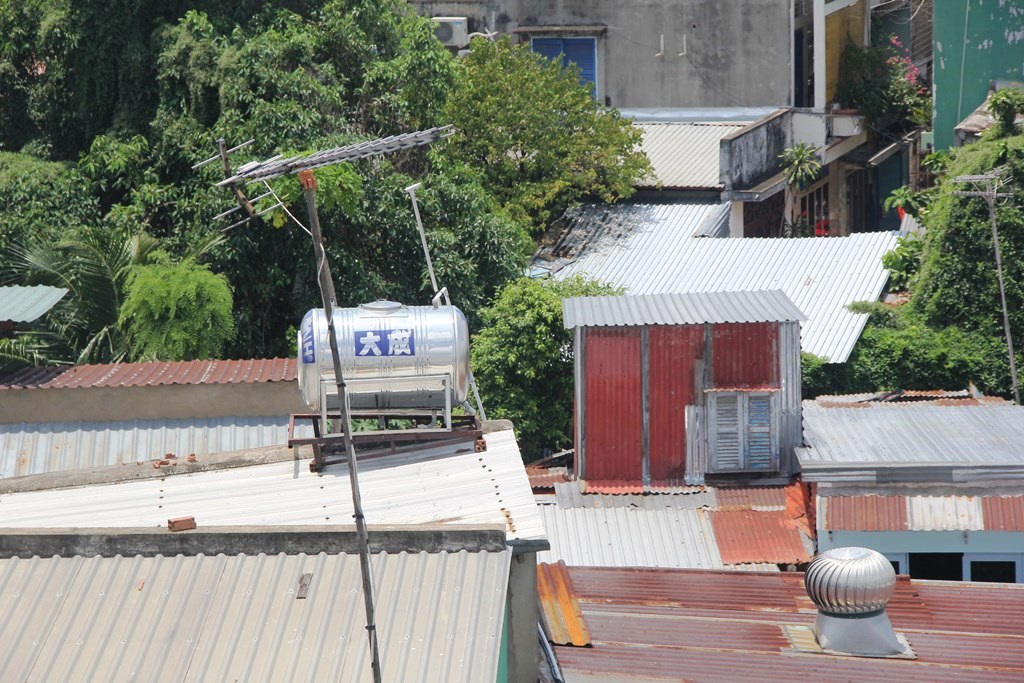 Lo ngại những quả 'bom nước' treo trên đầu