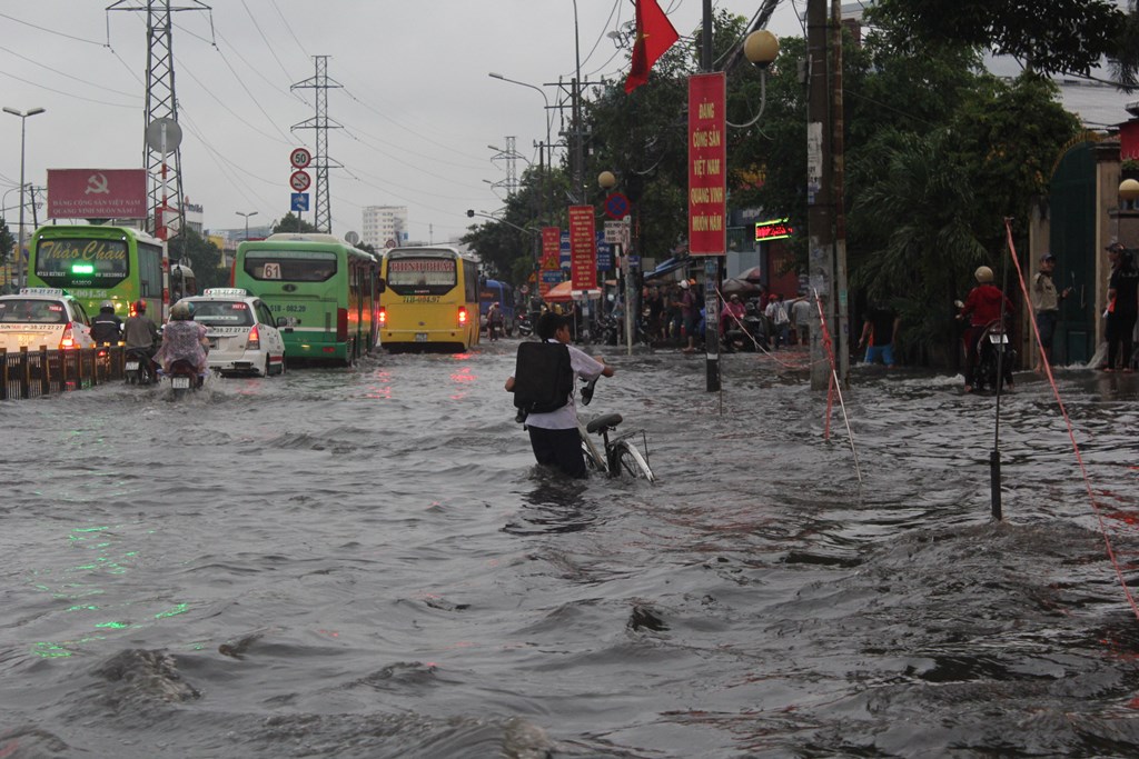  Học sinh khổ sở  lội nước về nhà sau cơn mưa lớn Ảnh 3