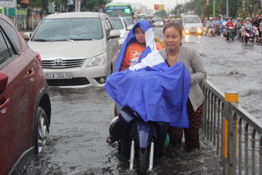  Học sinh khổ sở  lội nước về nhà sau cơn mưa lớn  Ảnh 5