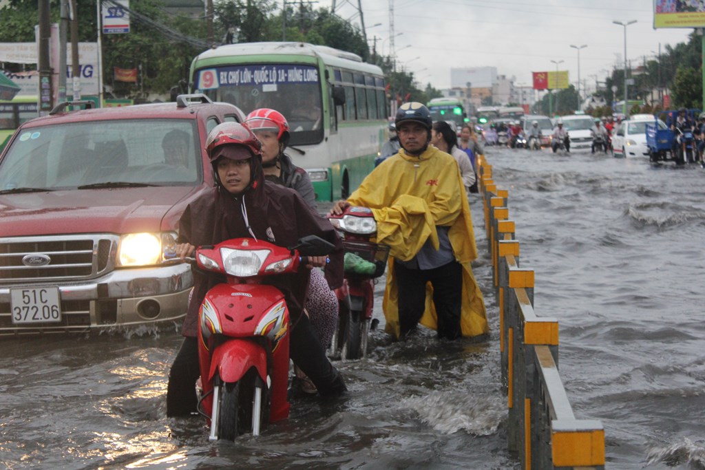  Học sinh khổ sở  lội nước về nhà sau cơn mưa lớn Ảnh 6