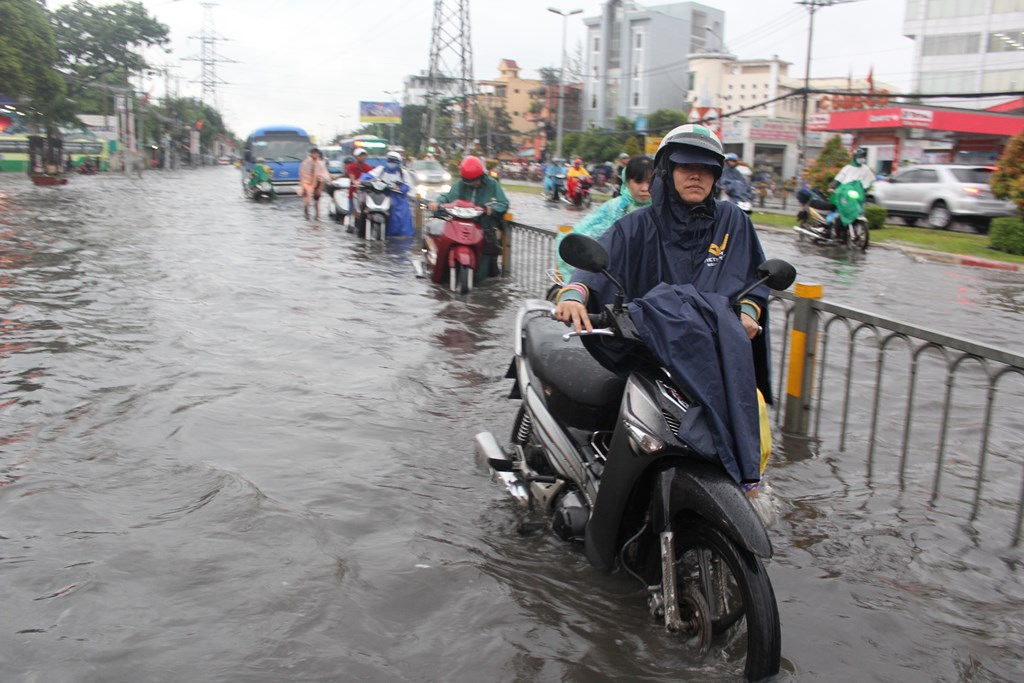  Học sinh khổ sở  lội nước về nhà sau cơn mưa lớn Ảnh 7