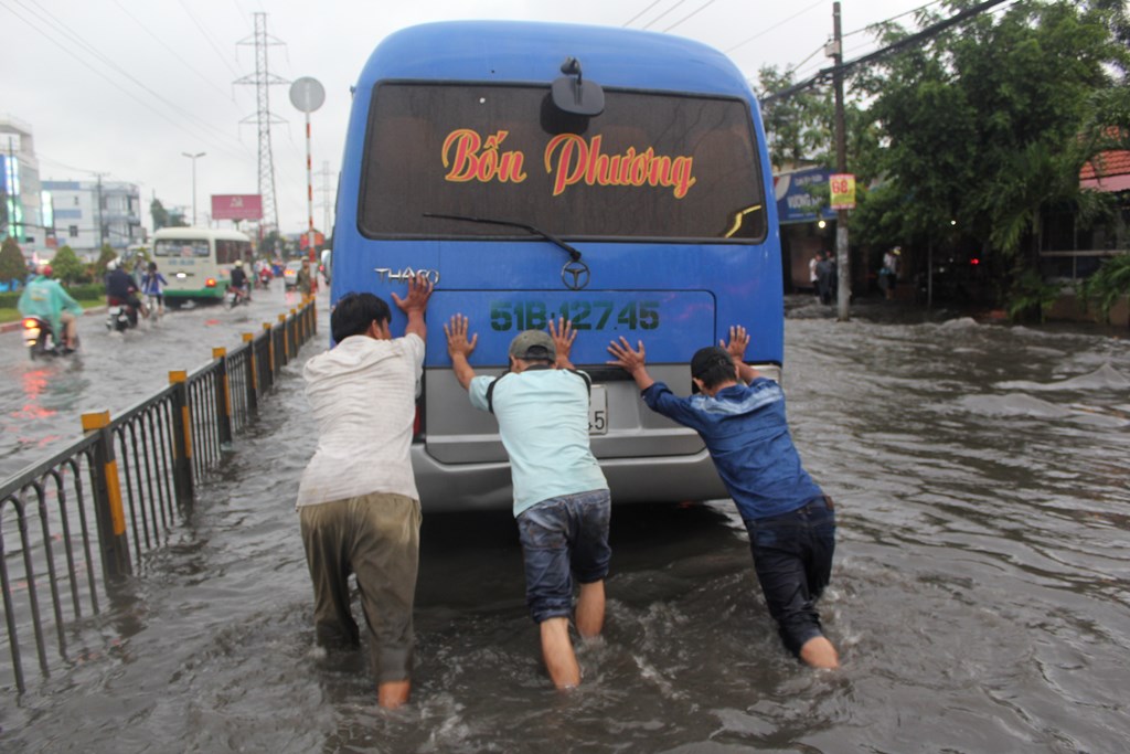  Học sinh khổ sở  lội nước về nhà sau cơn mưa lớn Ảnh 8