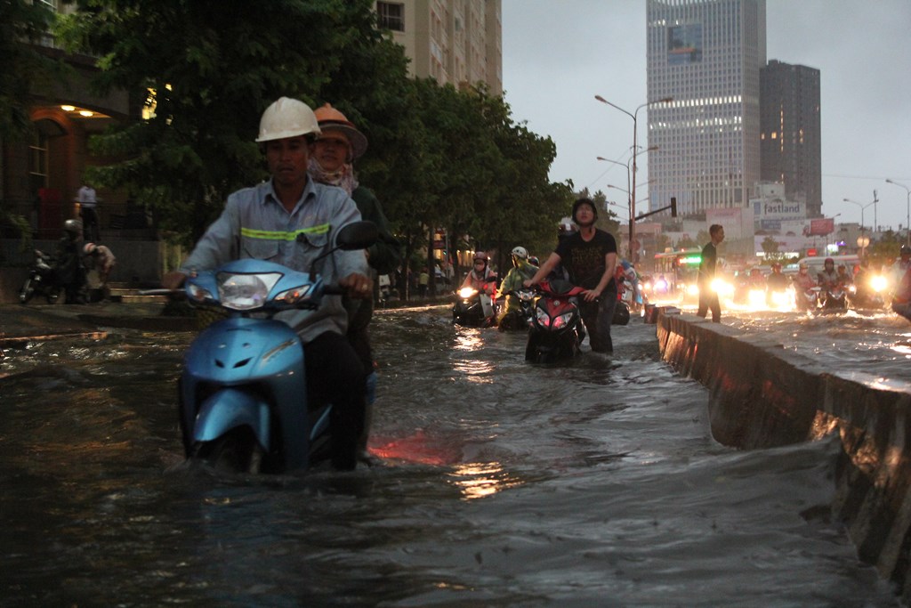 Đường ngập như sông, giao thông hỗn loạn Ảnh 4