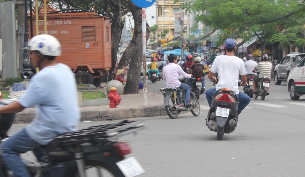 Một xe máy không gắn biển kiểm soát