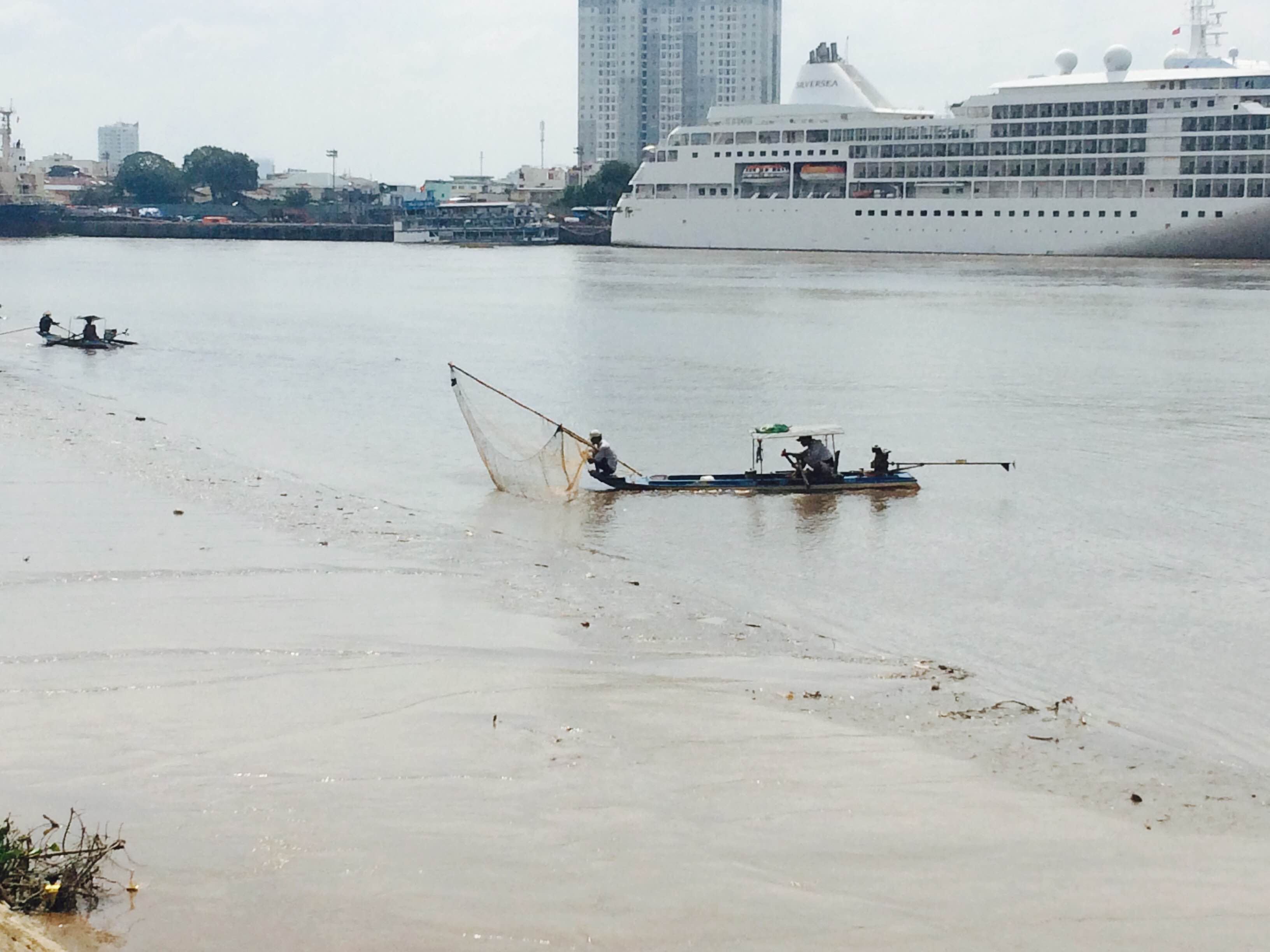 Ghi nhận tại khu vực phường Thủ Thiêm (quận 2) có đến 5 thuyền nhỏ dùng lưới cào cá sát mép bờ sông