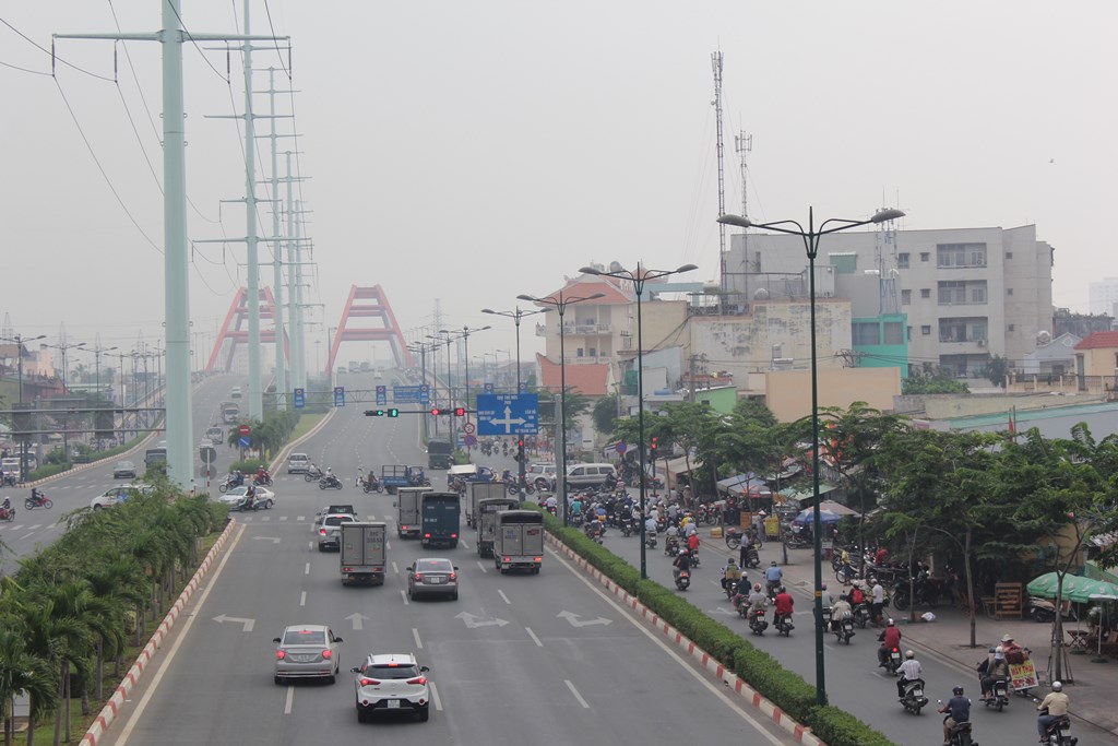 Sương mù trên đường Phạm Văn Đồng (quận Bình Thạnh) - Ảnh: Phạm Hữu