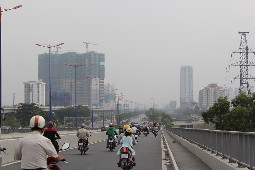 Khu vực Xa lộ Hà Nội bị hạn chế tầm nhìn vì sương mù quá dày - Ảnh: Phạm Hữu
