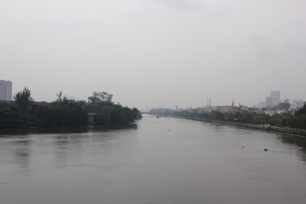 Trên sông Sài Gòn sương mù bao phủ rộng khắp khiến tầm nhìn bị hạn chế - Ảnh: Phạm Hữu