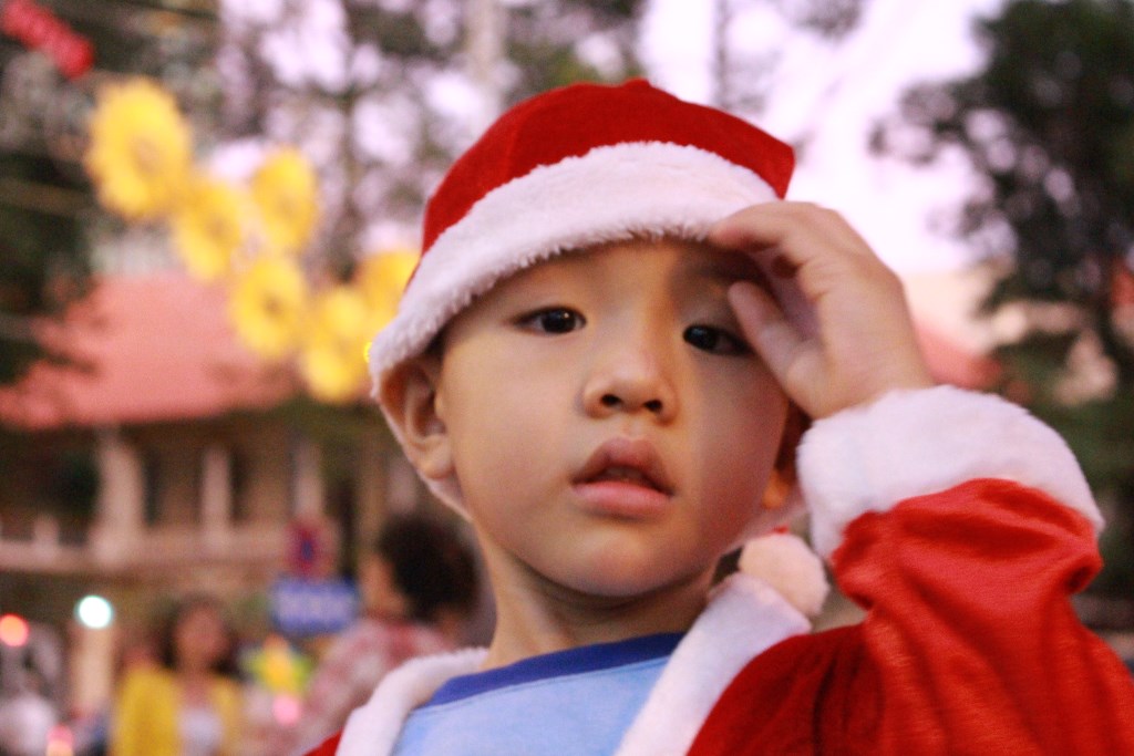 Trẻ nhỏ rất hào hứng với Noel - Ảnh: Vũ Phượng