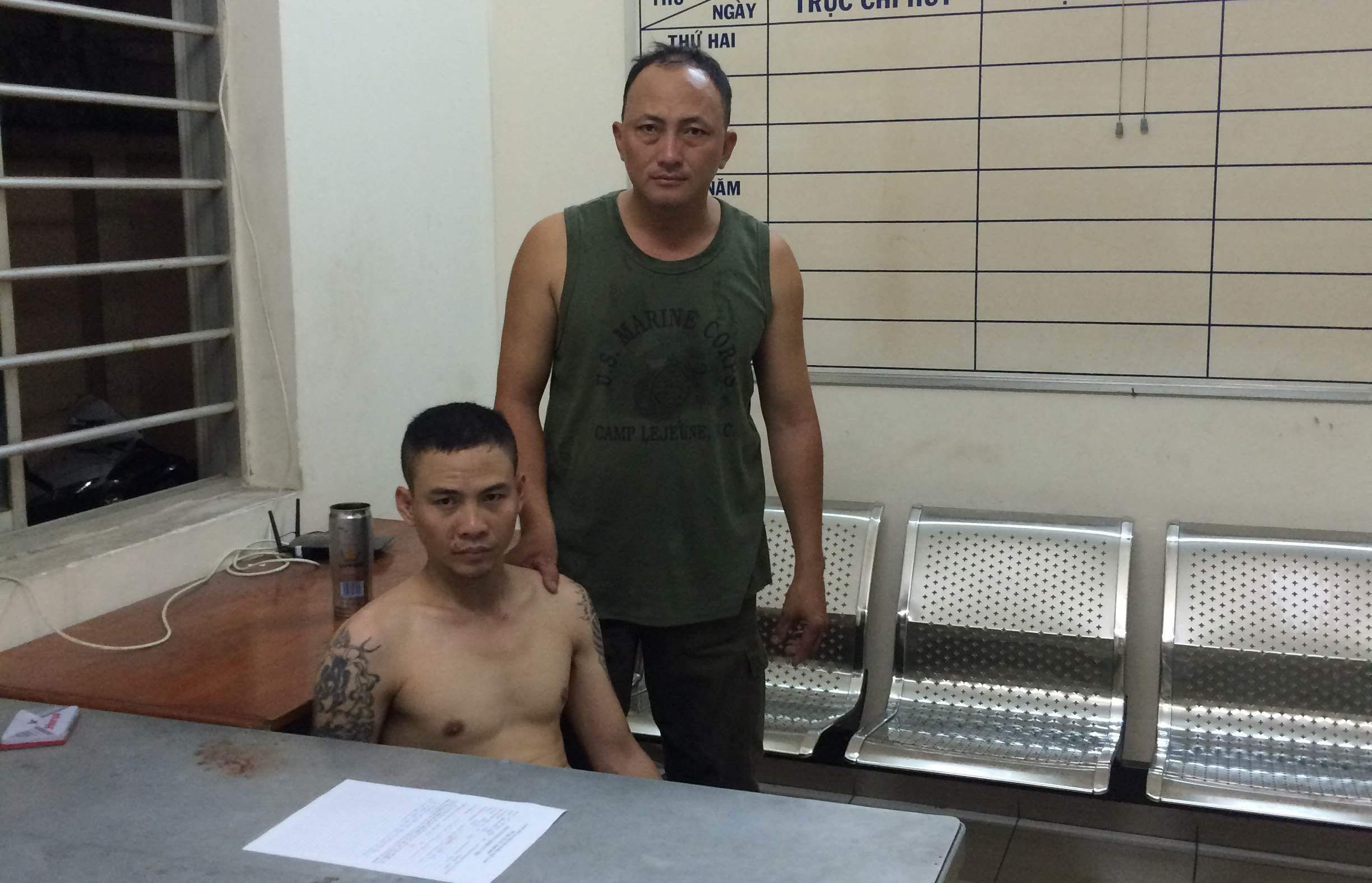 Hiệp sĩ Nguyễn Văn Minh Tiến truy bắt đối tượng Khôi giao cho Công an phường 9 quận 3 tiếp tục điều tra và xử lý - Ảnh: Phạm Hữu