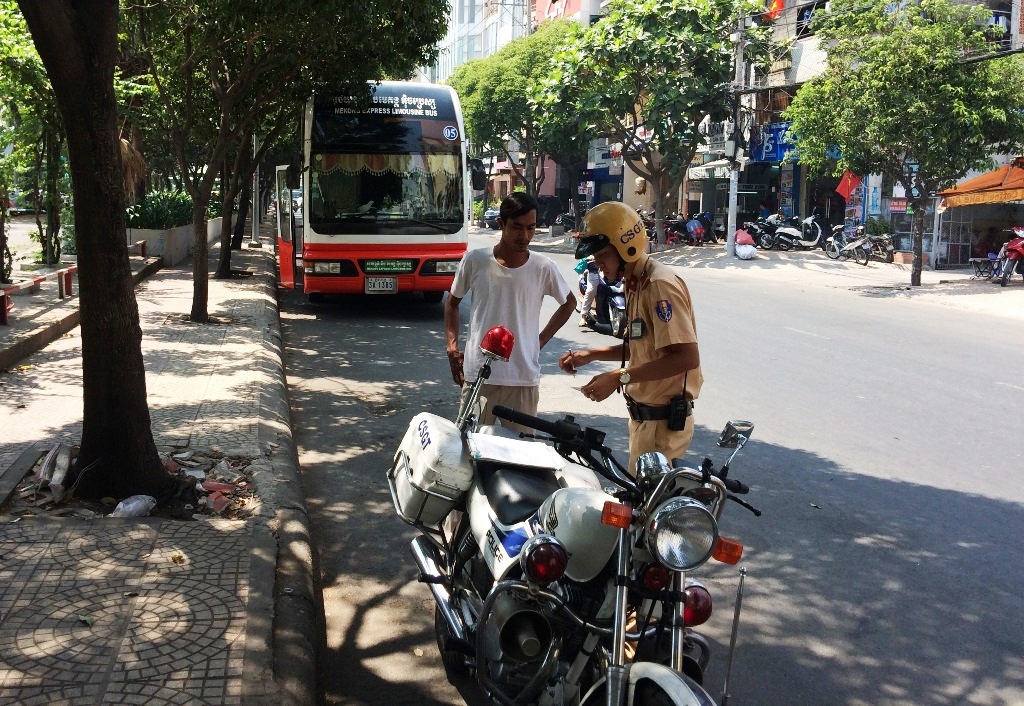CSGT xử lý xe dừng, đậu sai quy định tại đường Lê Lai (Q.1) - Ảnh: Phạm Hữu