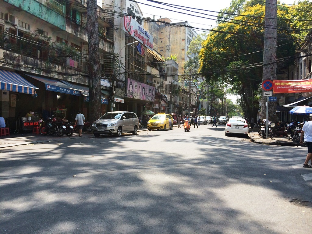 Khu vực trước điểm đón trả khách của hãng xe Toàn Thắng ở đường Nguyễn Thái Bình tình trạng mất an ninh trật tự đã giảm hẳn - Ảnh: Phạm Hữu