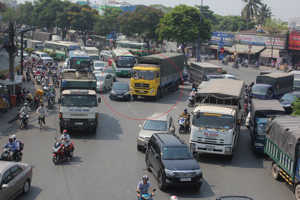 Một vụ va quẹt xảy ra vào sáng 5.3 tại phạm vi vòng xoay An Sương giữa xe ô tô (màu đen) và xe tải (màu vàng) - Ảnh: Phạm Hữu