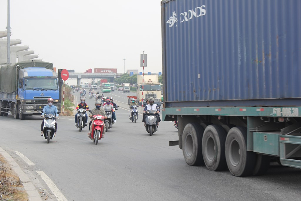 Nhiều xe container chạy qua đây với vận tốc cao đến điểm giao của Xa lộ Hà Nội làm cắt mặt hướng đi của nhiều phương tiện - Phạm Hữu