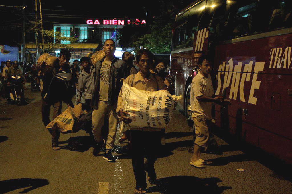 Hành khách mang vác hành lý rời Ga Biên Hoà để tiếp tục về lại Sài Gòn